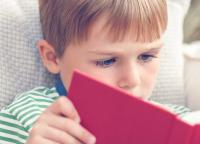 چگونه به کودک یاد دهیم که یک متن را بازگو کند؟